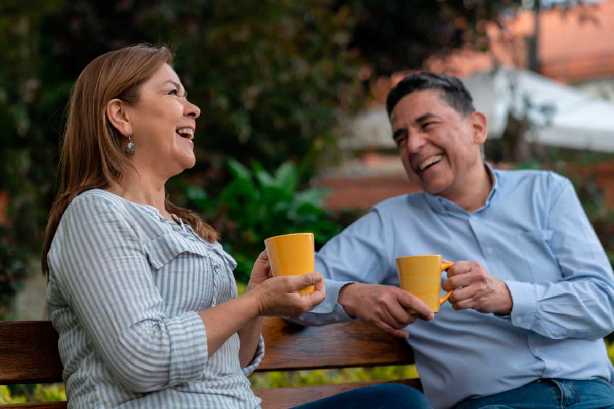 Pareja riendo