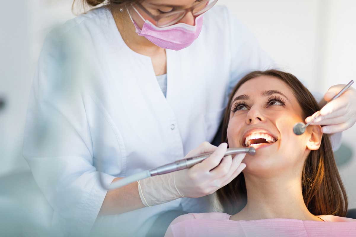 mujer en consulta odontológica