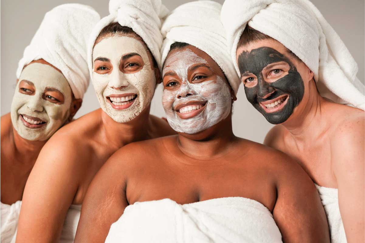 Mujeres con mascarilla para el cuidado de la piel