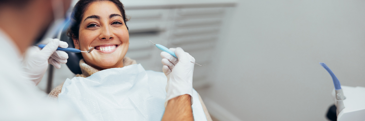 Mujer en procedimiento dental
