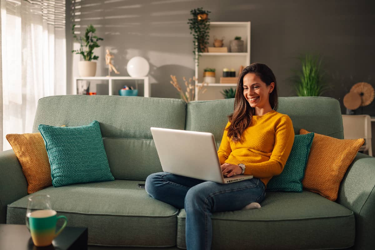 Mujer trabajando en su computadora